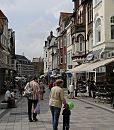 17_21491_2 Blick in die verkehrsberuhigte Bergedorfer Einkaufsstrasse Sachsentor - im Hintergrund das Fachwerkhaus der historischen Bergedorfer Kornwassermhle, die dort an der aufgestauten Bille errichtet wurde. www.hamburg-fotograf.com