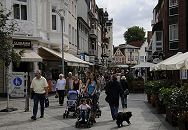 17_21491 in der Bergedorfer Fussgngerzone Sachsentor stehen neben historischen Fachwerkhusern auch Geschftgebude und Wohnhuser der Grnderzeit oder moderne Neubauten. In Strassencafes kann man im Sommer unter grossen Sonnenschirmen im Freien sitzen, einen Kaffee trinken oder eine Mahlzeit zu sich nehmen. www.hamburg-fotograf.com