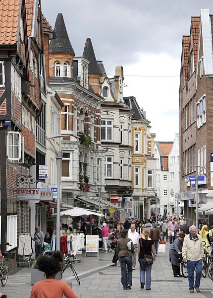 Architektur am Bergedorfer Sachsentor  unterschiedliche Baustile der Architektur in der Bergedorfer Einkaufsstrasse  Sachsentor - neben historischen Fachwerkhusern aus dem 17. Jahrhundert und Gebude aus der Grnderzeit um 1870 und 1900 befinden sich auch Geschftshuser aus den 1970er Jahren in der zur Fussgngerzone umgewandelten Strasse. 