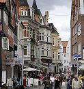 17_21493 unterschiedliche Baustile der Architektur in der Bergedorfer Einkaufsstrasse  Sachsentor - neben historischen Fachwerkhusern aus dem 17. Jahrhundert und Gebude aus der Grnderzeit um 1870 und 1900 befinden sich auch Geschftshuser aus den 1970er Jahren in der zur Fussgngerzone umgewandelten Strasse.  www.hamburg-fotograf.com