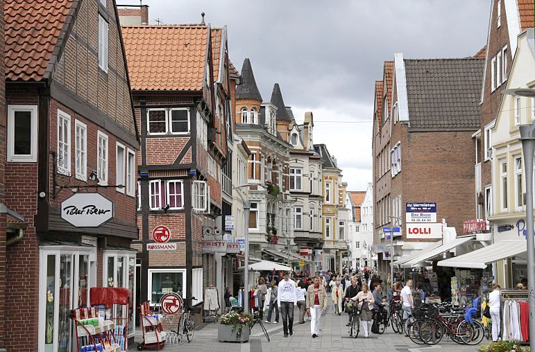 Bilder aus den Hamburger Stadtteilen - Fotos von Hamburg Bergedorf, Sachsentor.Die Fussgngerzone der Einkaufsstrasse Sachsentor wird von den Bergedorfern gut besucht; viele kleine Geschfte haben dort ihren Sitz - diese stellen ihre Auslagen bei Sommerwetter auf die Strasse. 