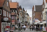 17_21495 Die Fussgngerzone der Einkaufsstrasse Sachsentor wird von den Bergedorfern gut besucht; viele kleine Geschfte haben dort ihren Sitz - diese stellen ihre Auslagen bei Sommerwetter auf die Strasse. www.hamburg-fotograf.com