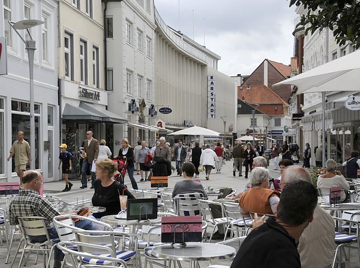 Bilder von Hamburg Bergedorf im Sommer - Bergedorfer Markt, Strassencaf.  Gste sitzen im Strassencaf auf dem Bergedorfer Markt und geniessen das Sommerwetter; Passanten schlendern bei dem Einkaufsbummel durch die Fussgngerzone der Bergedorfer Einkaufsstrasse Sachsentor. 