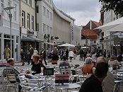 17_21497 Gste sitzen im Strassencaf auf dem Bergedorfer Markt und geniessen das Sommerwetter; Passanten schlendern bei dem Einkaufsbummel durch die Fussgngerzone der Bergedorfer Einkaufsstrasse Sachsentor. www.hamburg-fotograf.com