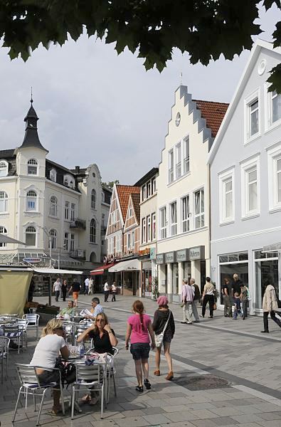 Fotos von Hamburg Bergedorf im Sommer  Blick ber den Bergedorfer Markt zum Kaiser - Wilhelm - Platz; viele Grnderzeithuser und historische Fachwerkgebude 