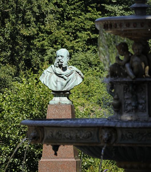 Fotografie vom Kaiser Wilhelm Platz,  Hamburg Bergedorf  Bronzebste von Kaiser Wilhelm I. auf dem Bergedorfer Kaiser Wilhelm Platz; das Kaiser Wilhelm Denkmal wurde 1891 in der Nhe vom Bergedorfer Schloss aufgestellt. 