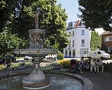 17_21501 Auf dem Kaiser Wilhelm Platz im Hamburger Stadtteil Bergedorf steht der Sievers Brunnen; der Springbrunnen wurde 1888 von Carl Sievers gestiftet. Sievers war der Besitzer der Bergedorfer Wasserwerke, die sich bis 1899 in privatem Eigentum befanden.  www.hamburg-fotograf.com