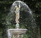 17_21502 Der gusseiserne Springbrunnen am Bergedorfer Kaiser Wilhelm Platz wird nach seinem Spender Carl Sievers auch Sievers Brunnen genannt. Auf seiner Spitze steht eine Putte von der aus das Wasser schirmfrmig nach unten fllt -  vier weitere Knaben sitzen unter dem kleinen Wasserbecken.www.hamburg-fotograf.com