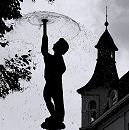 17_21504  Gegenlichtaufnahme von der Putte des Springbrunnens am Kaiser Wilhelm Platz. Im Hintergrund der Erkerturm eines Gründerzeithauses am Sachsentor. ©www.hamburg-fotograf.com