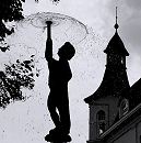 17_21504  Gegenlichtaufnahme von der Putte des Springbrunnens am Kaiser Wilhelm Platz. Im Hintergrund der Erkerturm eines Grnderzeithauses am Sachsentor. www.hamburg-fotograf.com