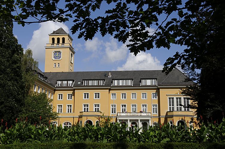 Bilder von Hamburger Architektur - Rathaus Bezirk Bergedorf  Blick vom Rathauspark zum Bergedorfer Rathaus; das Rathaus von Bergedorf war ursprnglich eine 1899 errichtetes Wohnhaus, das nach seinem Bauherrn, einem Gummi-Kaufmann, die Messtorffsche Villa genannt wurde. Der Architekt des Gebudes war Johann Grotjahn. Als Folge der Wirtschaftskrise und Inflation mussten die Besitzer Haus und Gelnde 1924 verkaufen - die Stadt Bergedorf wurde Eigentmerin und baute das Gebude unter Leitung des Stadtbaurats Wilhelm Krger und dem Architekten Georg Lindner zum Rathaus um.