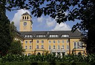 17_21507  Blick vom Rathauspark zum Bergedorfer Rathaus; das Rathaus von Bergedorf war ursprnglich eine 1899 errichtetes Wohnhaus, das nach seinem Bauherrn, einem Gummi-Kaufmann, die Messtorffsche Villa genannt wurde. Der Architekt des Gebudes war Johann Grotjahn. Als Folge der Wirtschaftskrise und Inflation mussten die Besitzer Haus und Gelnde 1924 verkaufen - die Stadt Bergedorf wurde Eigentmerin und baute das Gebude unter Leitung des Stadtbaurats Wilhelm Krger und dem Architekten Georg Lindner zum Rathaus um. www.hamburg-fotograf.com