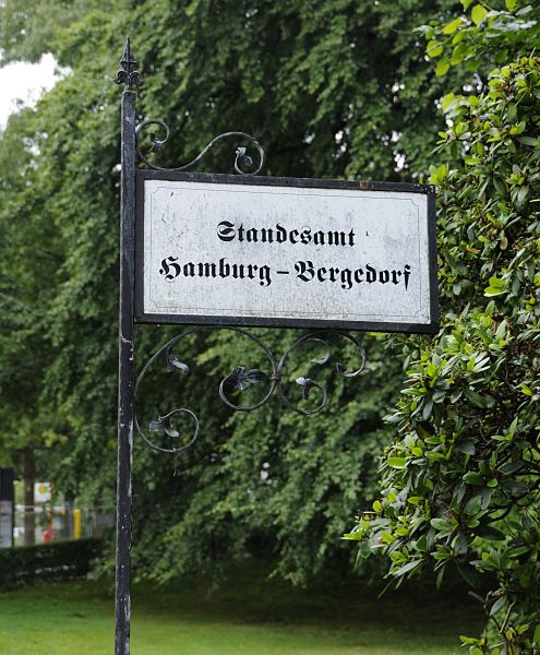 Hamburg Bilder - Standesamt Hamburg Bergedorf  Ein schmiedeeisernes Schild weist auf das Standesamt Hamburg Bergedorf hin. 