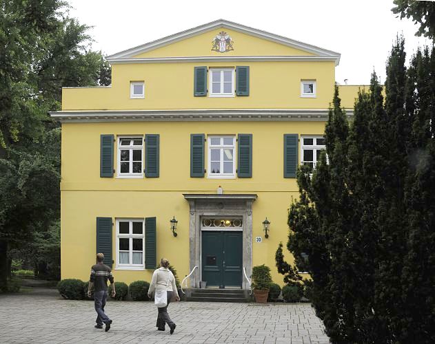 Hamburg Fotos - Gebude Standesamt Bergedorf+ Hamburg Wappen  Das Gebude vom Standesamt Hamburg Bergedorf ist ebenso wie das Bergedorfer Rathaus in einem ockergelben Farbton gestrichen. Die Fenster haben grne Holzluken unter dem Dachfirst ist das Hamburger Wappen zu sehen.