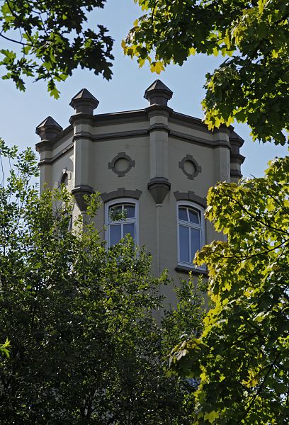 Bilder vom Bergedorfer Villenviertel. Zwischen den Bumen ragt im Bergedorfer Villen- viertel ein Turm mitangedeuteten Zinnen empor. Ende des 19.  Jahrhunderts wurde begonnen, das sogenannte Villenviertel zu bebauen - wohlhabende Hamburger und Bergedorfer Brger lieen dort ihre reprsentativen Wohnhuser errichten. Es entstanden Stadthuser, die die unterschiedlichen Stile der Architektur ausdrckten - neben der Bauform der Grnderzeit wurde auch der Jugendstil architektonisch umgesetzt oder Wohnhuser in der Architektur der neuen Sachlichkeit gebaut.