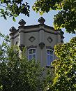 17_21520  Zwischen den Bumen ragt im Bergedorfer Villen- viertel ein Turm mitangedeuteten Zinnen empor. Ende des 19.  Jahrhunderts wurde begonnen, das sogenannte Villenviertel zu bebauen - wohlhabende Hamburger und Bergedorfer Brger lieen dort ihre reprsentativen Wohnhuser errichten. Es entstanden Stadthuser, die die unterschiedlichen Stile der Architektur ausdrckten - neben der Bauform der Grnderzeit wurde auch der Jugendstil architektonisch umgesetzt oder Wohnhuser in der Architektur der neuen Sachlichkeit gebaut. www.hamburg-fotograf.com