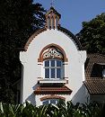 17_21522  Im Backsteindekor ber dem Fenster der Stadtvilla ist ein farbiges Jugendstildekor mit Blten und geschwungenen Linien angebracht. Dieses Stadthaus gehrt zum sogenannten Villenviertel in Hamburg Bergedorf - wohlhabende Hamburger und Bergedorfer Brger lieen dort ihre reprsentativen Wohnhuser errichten. Es entstanden Stadthuser, die die unterschiedlichen Stile der Architektur ausdrckten - neben der Bauform der Grnderzeit wurde auch der Jugendstil architektonisch umgesetzt oder Wohnhuser in der Architektur der neuen Sachlichkeit gebaut. www.hamburg-fotograf.com