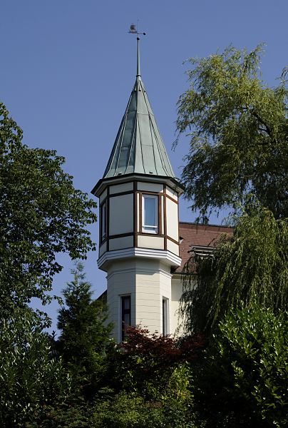 Erkerturm mit Kupferdach und einem Segelschiff als Wetterfahne auf der Turmspitze.  Ende des 19.  Jahr- hunderts wurde begonnen, im sogenannte Villenviertel zu bauen -  wohlhabende Hamburger und Bergedorfer Brger lieen dort ihre reprsentativen Wohnhuser errichten. Es entstanden Stadthuser, die die unterschiedlichen Stile der Architektur ausdrcken - neben der Bauform der Grnderzeit wurde auch der Jugendstil architektonisch umgesetzt oder Wohnhuser in der Architektur der neuen Sachlichkeit gebaut. 