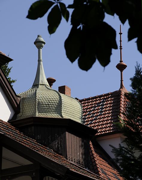 Architekturfotografie vom Hamburger Stadtteil Bergedorf Hausdach einer Hamburger Stadtvilla im Bergedorfer Villenviertel.  Ende des 19.  Jahrhunderts wurde begonnen, im sogenannte Villenviertel zu bauen -  wohlhabende Hamburger und Bergedorfer Brger lieen dort ihre reprsentativen Wohnhuser errichten. Es entstanden Stadthuser, die die unterschiedlichen Stile der Architektur ausdrcken - neben der Bauform der Grnderzeit wurde auch der Jugendstil architektonisch umgesetzt oder Wohnhuser in der Architektur der neuen Sachlichkeit gebaut.