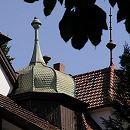 17_21527  Hausdach einer Hamburger Stadtvilla im Bergedorfer Villenviertel.  Ende des 19.  Jahrhunderts wurde begonnen, im sogenannte Villenviertel zu bauen -  wohlhabende Hamburger und Bergedorfer Brger lieen dort ihre reprsentativen Wohnhuser errichten. Es entstanden Stadthuser, die die unterschiedlichen Stile der Architektur ausdrcken - neben der Bauform der Grnderzeit wurde auch der Jugendstil architektonisch umgesetzt oder Wohnhuser in der Architektur der neuen Sachlichkeit gebaut.  www.hamburg-fotograf.com