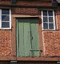 17_21531  Historisches Fachwerkgebude in der Bergedorfer Einkaufsstrasse Sachsentor. Das Fachwerk- haus wurde 1700 errichtet; die Farbe blttert von der Speichertr ab, die von zwei alten Trscharnieren / Langbndern gehalten wird. www.hamburg-fotograf.com