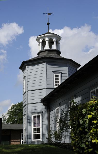 Fotos aus Bergedorf - historischer Bahnhof Der Alte Bergedorfer Bahnhofs wurde 1842 erffnet - der Architekt des Gebudes war Alexis de Chateauneuf (siehe auch Alsterarkaden). Das historische Bahnhofgebude ist der zweitlteste erhaltene  Bahnhof Deutschlands - er war nur 4 1/2 Jahre in Betrieb. Bedingt durch die Verlngerung der Bahnstrecke nach Berlin wurde Ende 1846 ein neuer Bahnhof errichtet.  