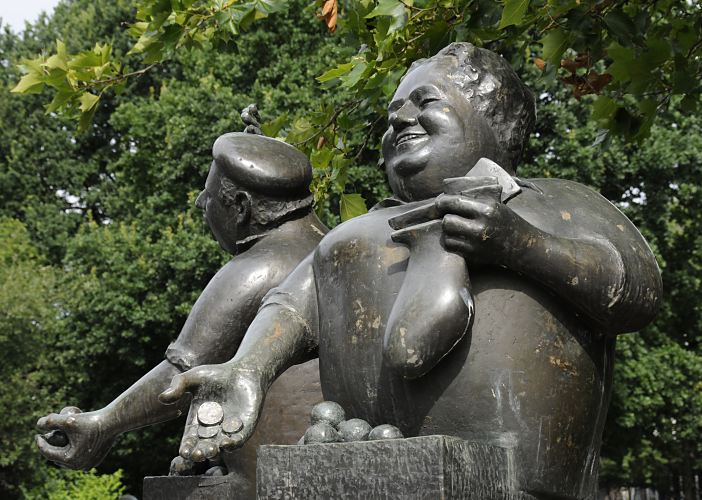 Hamburg Fotos - Bilder aus dem Bezirk Bergedorf - Lohbrgger Marktplatz   Bronzeskulptur Marktschreier am Lohbrgger Markt, Dr. Jnos Enyedi 1989. Eine rundliche Marktfrau hlt in der einen Hand das Wechselgeld und in der anderen eine Tte mit Frchten. Dahinter steht der Marktschreier mit Mtze und preist seine Erzeugnisse an.