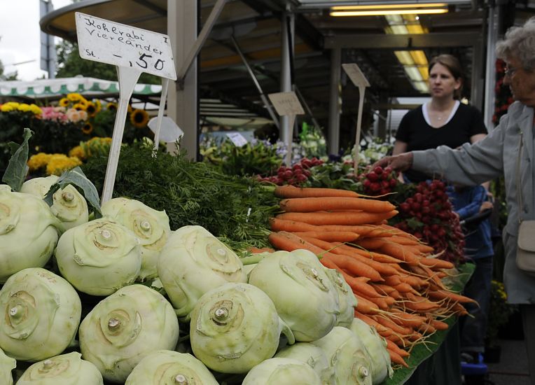 Hamburg Fotografie - Marktstand mit Vierlnder Gemse auf dem Lohbrgger Wochenmarkt   Marktstand auf dem Wochenmarkt im Hamburg Lohbrgge; an dem Gemsestand wird frisches Vierlnder Gemse angeboten. Hinter dem Vierlnder Kohlrabi liegen Mhren / Wurzeln und dahinter aufgestapelte Bnde mit Radieschen. 