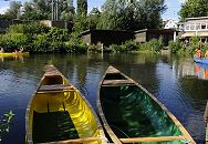 17_21550Kanus am Bergedorfer Fluss die Bille, eine Familie mit Kindern starte gerade zu einer Kanufahrt auf der Bille - zwei leere Boote liegen am Bootssteg. Die Bille kann mit dem Kanu flussaufwrts bis Reinbek befahren werden.  www.hamburg-fotograf.com