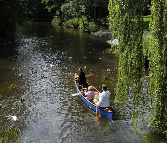 Tief hngen die Zweige der Weide ber das Wasser der Bille beim Gewerkschaftsweg im Hamburger Stadtteil Bergedorf. Ein Kanu hat gerade auf seiner Tour mit seinen Fahrern die Brcke passiert und fhrt flussabwrts. Enten schwimmen auf dem Wasser und warten darauf gefttert zu werden.   Bild von der Bille bei Bergdorf -  Foto aus dem Stadtteil Bergedorf