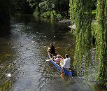 17_21554Tief hngen die Zweige der Weide ber das Wasser der Bille beim Gewerkschaftsweg im Hamburger Stadtteil Bergedorf. Ein Kanu hat gerade auf seiner Tour mit seinen Fahrern die Brcke passiert und fhrt flussabwrts. Enten schwimmen auf dem Wasser und warten darauf gefttert zu werden. www.hamburg-fotograf.co