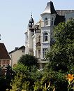 17_21558 Blick ber den Schlossgraben vom Bergedorfer Wasserschloss zum Kaiser Wilhelm Platz in Hamburg Bergedorf. Im Vordergrund stehen Wasserlilien des Wassergrabens - auf der anderen Seite des Grabens links das Kaiser Wilhelm Denkmal, dahinter ein Fachwerkgebude - rechts Wohnhuser mit Erkertrmen im Architekturstil der Grnderzeit. www.hamburg-fotograf.com