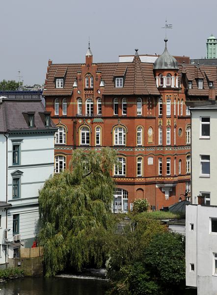 Fotografie Architektur  Bergedorf, Alte Holstenstrae  Blick ber das Wehr der Bille bei der Alten Holstenstrasse. Die Stauanlage reguliert das Wasser der Bille.