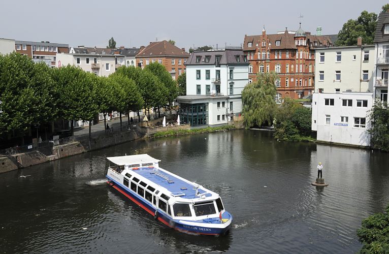 Blick ber den Bergedorfer Hafen - eine Barkasse der Bergedorfer Schifffahrtslinie hat gerade mit seinen Fahrgsten am Serrahn abgelegt und wendet im Hafenbecken, um seine Rundfahrt durch die Bergedorfer Vierlande zu beginnen.   Hafen in Hamburg Bergedorf , Serrahn - Barkasse Bergedorfer Schifffahrtslinie.