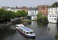 17_21564 Blick ber den Bergedorfer Hafen - eine Barkasse der Bergedorfer Schifffahrtslinie hat gerade mit seinen Fahrgsten am Serrahn abgelegt und wendet im Hafenbecken, um seine Rundfahrt durch die Bergedorfer Vierlande zu beginnen. www.hamburg-fotograf.com