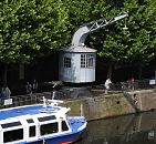 17_21569 Historischer Drehkran aus der Winterhuder Fabrik Nagel & Kaemp. 1900 wurde die Kaimauer am Bergedorfer Serrahn Hafen errichtet, um den ansteigenden Gterumschlag  schneller lschen zu knnen. 1901 wurde der elektrische Kran aufgestellt, durch den das Entladen der Lastkhne stark vereinfacht wurde. Der Kran steht jetzt als Zeugnis seiner Zeit unter Denkmalschutz. www.hamburg-fotograf.com