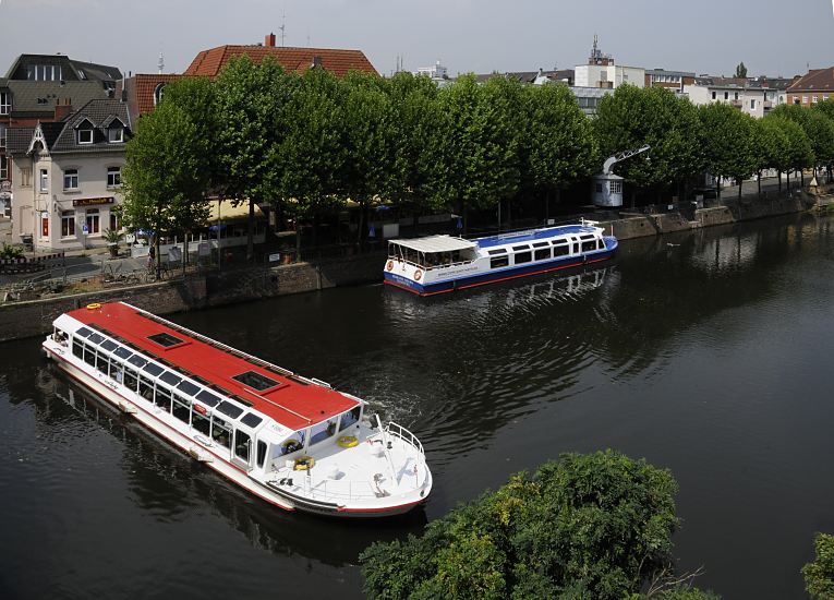 Das Rundfahrtschiff ALSTERSCHIPPER hat von der Kaimauer abgelegt und wendet im Hafenbecken. Die Barkasse macht mit ihren Fahrgsten eine Rundfahrt ber die Bergedorfer Wasserwege und fhrt z. B. auch ber die Elbe zu den Hamburger Landungsbrcken.  Hamburg Foto - Bergedorfer Hafen - Blick ber den Serrahn, Touristenbarkassen 