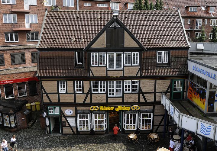 Fachwerk - Traufenspeicher am Kupferhof beim Bergedorfer Hafen; das historische Fachwerkgebude von 1760 wurde 1982 abgetragen, restauriert und auf einem neuen Fundament wieder aufgebaut. Hamburg Bilder - historisches Speichergebude in der Bergedorfer City am Hafen