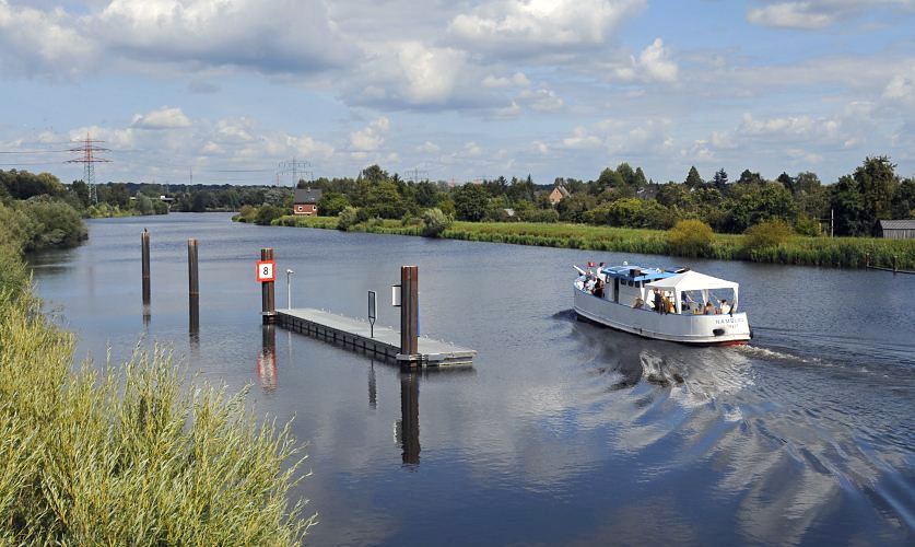 Der ehemalige Binnenhafenschlepper OMKA (hier ohne Mast)  auf einer Chartertour mit Gsten bei der Einfahrt in den Bergedorfer Schleusengraben. Der 1926 auf einer Hamburger Werft gebaute Schlepper hat bis 1990 in der DDR seinen Dienst getan und liegt jetzt restauriert im Harburger Hafen. Foto Bezirk Hamburg Bergedorf - Ausflugsschiff mit Gsten im Bergedorfer Schleusengraben 