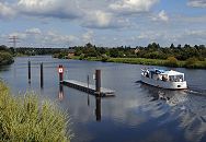 17_21574 Der ehemalige Binnenhafenschlepper OMKA (hier ohne Mast)  auf einer Chartertour mit Gsten bei der Einfahrt in den Bergedorfer Schleusengraben. Der 1926 auf einer Hamburger Werft gebaute Schlepper hat bis 1990 in der DDR seinen Dienst getan und liegt jetzt restauriert im Harburger Hafen. www.hamburg-fotograf.com