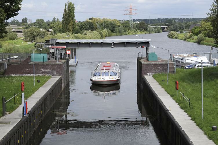 Die Ausflugsbarkasse ALSTERSCHIPPER der Bergedorfer Schifffahrtslinie kommt vom Bergedorfer Hafen und fhrt auf seiner Rundtour durch die Vierlande in die Krapphofschleuse ein. Seit 2006 wird die Schleuse von den Schiffern ber Knopfdruck selbst bedient, ein Schleusenwrter ist nicht vor Ort.  Bilder Bezirk Hamburg Bergedorf - Ausflugsbarkasse ALSTERSCHIPPER, Krapphofschleuse 