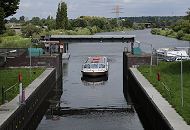 17_21575 Die Ausflugsbarkasse ALSTERSCHIPPER der Bergedorfer Schifffahrtslinie kommt vom Bergedorfer Hafen und fhrt auf seiner Rundtour durch die Vierlande in die Krapphofschleuse ein. Seit 2006 wird die Schleuse von den Schiffern ber Knopfdruck selbst bedient, ein Schleusenwrter ist nicht vor Ort. www.hamburg-fotograf.com