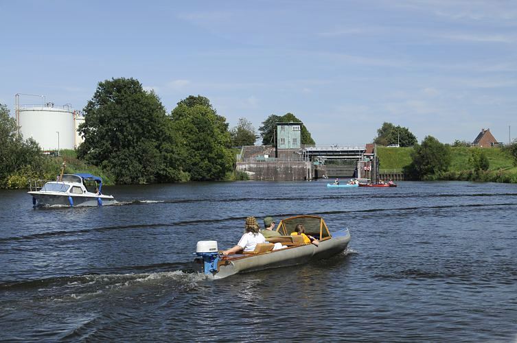 Sportboote fahre auf der Dove-Elbe - Kanus am Anleger der Krapphofschleuse; das Schleusentor ist geffnet. Die Krapphofschleuse sollte von Kanufahrern nicht genutzt werden, da rechts neben der Schleuse eine Bootsschleppe vorhanden ist.