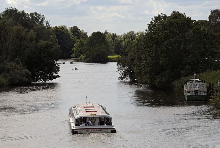 Hamburgfotos - Ausflugsbarkasse ALSTERSCHIPPER auf der Fahrt in die Dove-Elbe Die Ausflugsbarkasse ALSTERSCHIPPER hat die Krapphofschleuse verlassen und fhrt in die Dove-Elbe ein. Auf ihr wird das Ausflugsschiff zur Tatenberger Schleuse fahren, um dann ber die Norderelbe bei den Landungsbrcken die Fahrt zu beenden. Im Hintergrund fahren Kanus auf der Doveelbe, rechts liegt eine Motoryacht am Anleger.