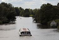 17_21578 Die Ausflugsbarkasse ALSTERSCHIPPER hat die Krapphofschleuse verlassen und fhrt in die Dove-Elbe ein. Auf ihr wird das Ausflugsschiff zur Tatenberger Schleuse fahren, um dann ber die Norderelbe bei den Landungsbrcken die Fahrt zu beenden. Im Hintergrund fahren Kanus auf der Doveelbe, rechts liegt eine Motoryacht am Anleger. www.hamburg-fotograf.com