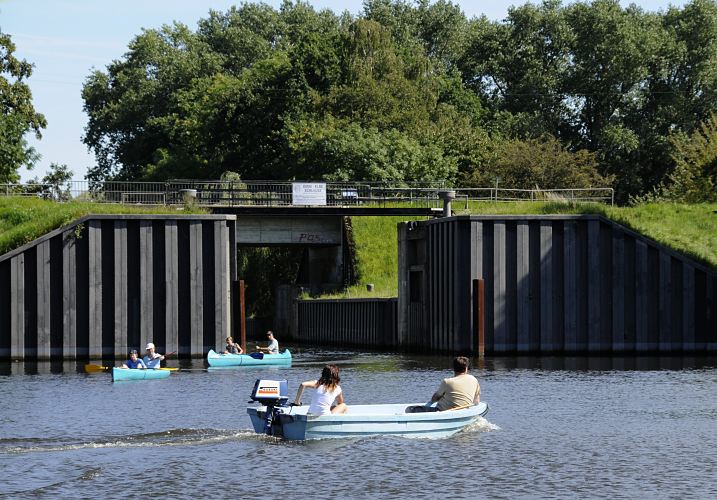 Unweit der Krapphofschleuse, die den Wasserstand auf dem Schleusengraben und dem Bergedorfer Hafen auf konstanter Hhe hlt, befindet sich die Dove-Elbe Schleuse, die bei normalen Wetterverhltnissen wohl immer geffnet ist. Zwei Kanus haben gerade die beidseitig geffnete Schleusenkammer durchfahren, ein Motorboot mit Aussenbordmotor nimmt Fahrt in Richtung der Schleusendurchfahrt.