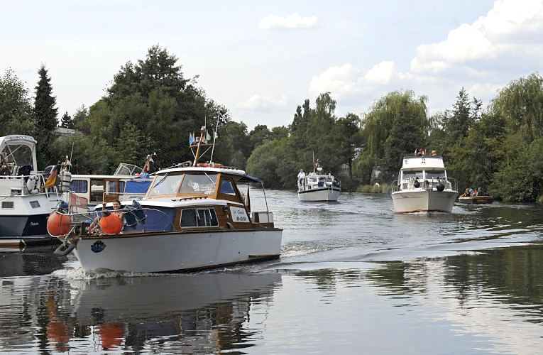 Hamburg Fotograf - Motive von Hamburger Flssen - Motorboote auf der Dove-Elbe  Drei Motoryachten fahren langsam auf der Dove-Elbe Richtung Hamburg Curlack, Bezirk Bergedorf. Die Motorboote verursachen nur geringe Bugwellen, da auf der Doveelbe fr alle Fahrzeuge mit Maschinenantrieb eine Hchstgeschwindigkeit von 8 km/h (4,3 Seemeilen/h) vorgeschrieben ist. 