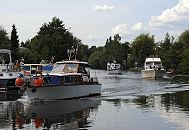 17_21583 Drei Motoryachten fahren langsam auf der Dove-Elbe Richtung Hamburg Curlack, Bezirk Bergedorf. Die Motorboote verursachen nur geringe Bugwellen, da auf der Doveelbe fr alle Fahrzeuge mit Maschinenantrieb eine Hchstgeschwindigkeit von 8 km/h (4,3 Seemeilen/h) vorgeschrieben ist.  www.hamburg-fotograf.com