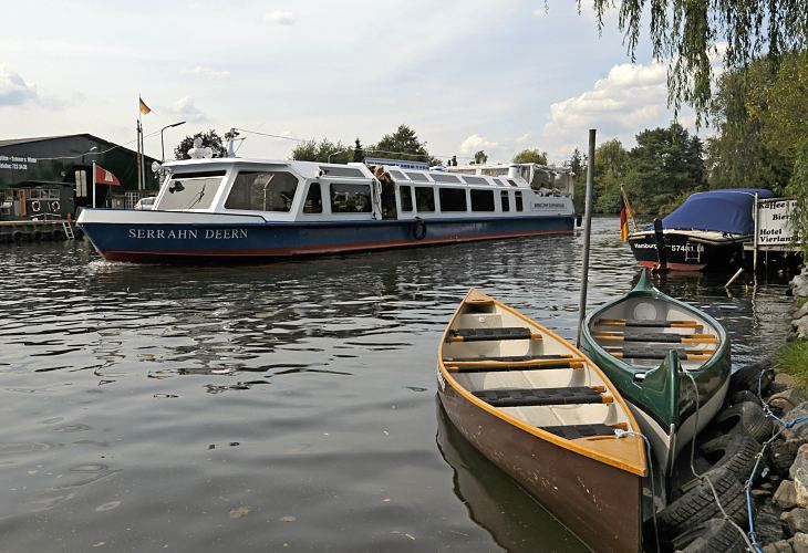 Hamburger Fotos - Rundfahrt Vierlande - Kanuverleih an der Dove-Elbe  m Das Fahrgastschiff SERRAHN DEERN auf der Rundfahrt durch die Vierlande auf der Dove Elbe in der Nhe von "Auf der Bge"; im Vordergrund Kanus eines Kanuverleihs beim Hotel Vierlandentor am Curslacker Deich