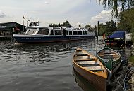 17_21586 Das Fahrgastschiff SERRAHN DEERN auf der Rundfahrt durch die Vierlande auf der Dove Elbe in der Nhe von "Auf der Bge"; im Vordergrund Kanus eines Kanuverleihs beim Hotel Vierlandentor am Curslacker Deich. www.hamburg-fotograf.com